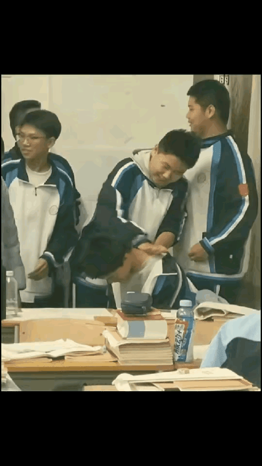 搓穴位退烧这事，可能没想得那么有用。

男生在教室高烧，同学掀起他衣服搓大椎穴，