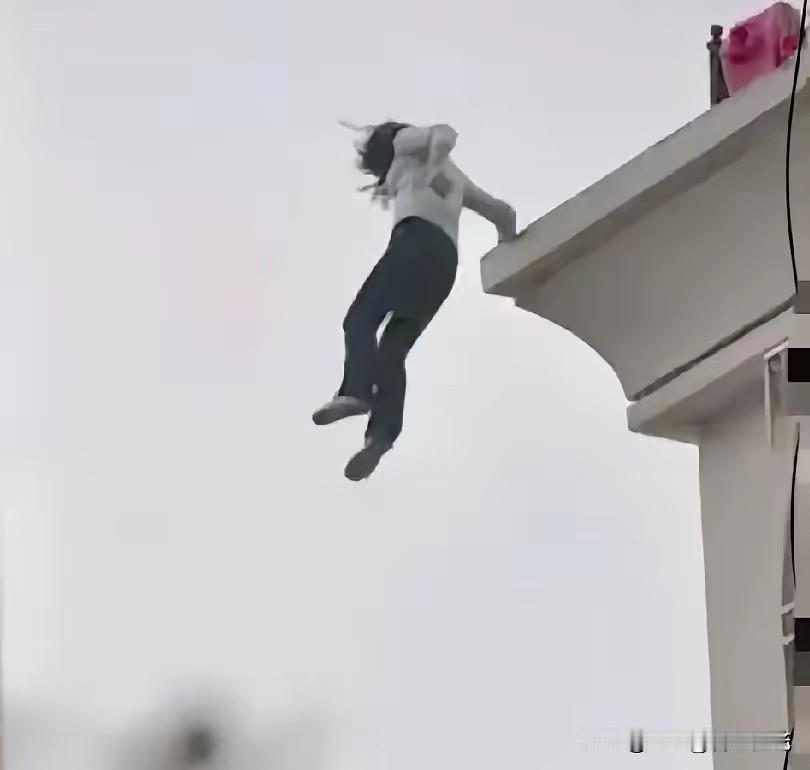 这下好了，不仅老婆知道了，全国网友都知道了！
山东一女子发现老公特勤快，最近只要