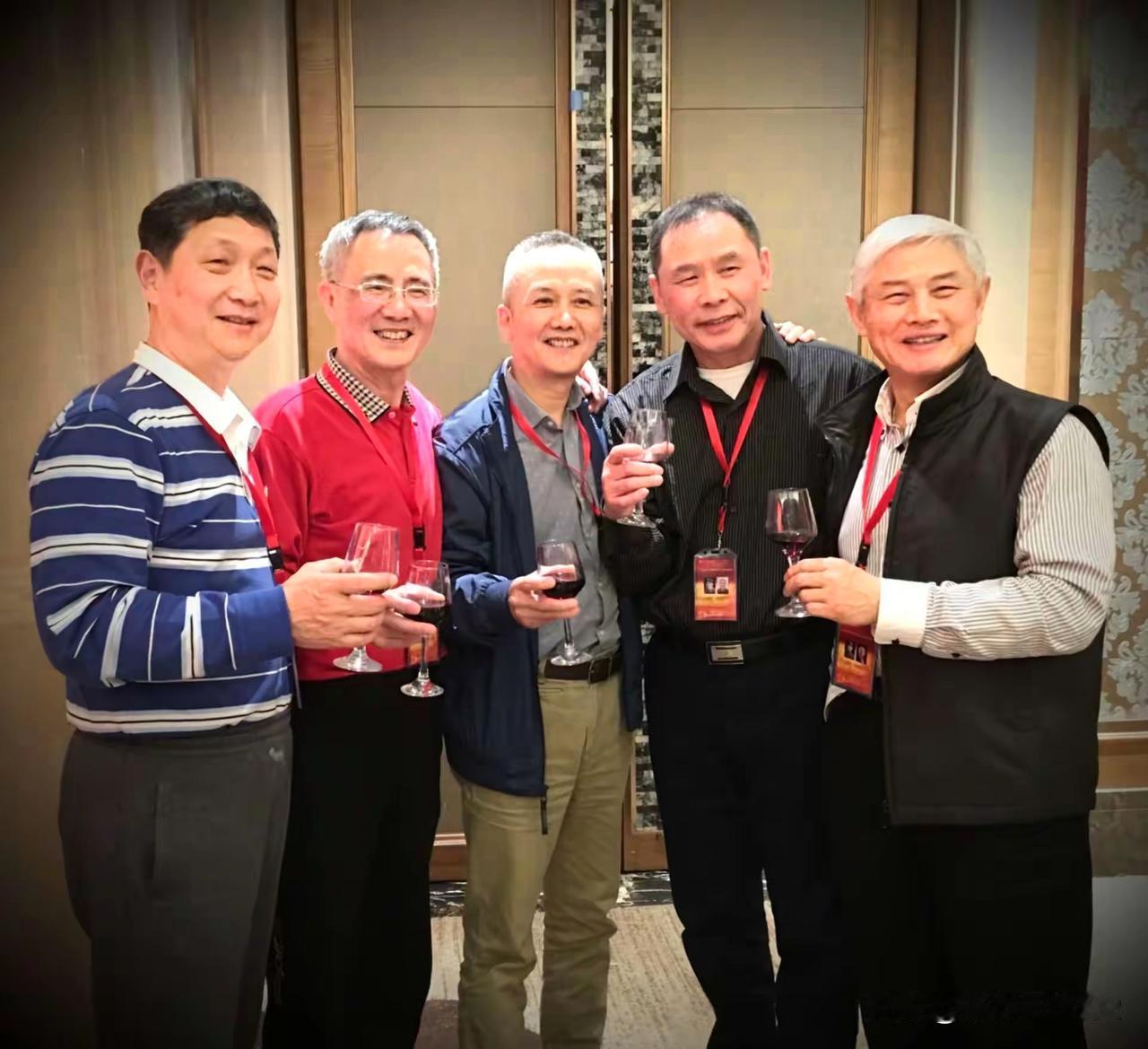 电梯里奇遇“兵家人”。

     1976年上海警备师宣传队解散后，我们几个跟