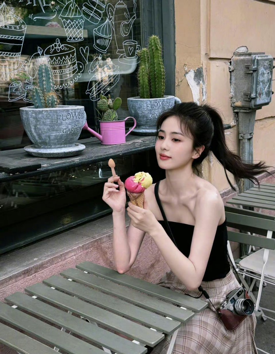 白鹿都瘦成这样了白鹿真的都快瘦成杆了，看这个锁骨和腿啊，这还是照片里的效果，肉眼