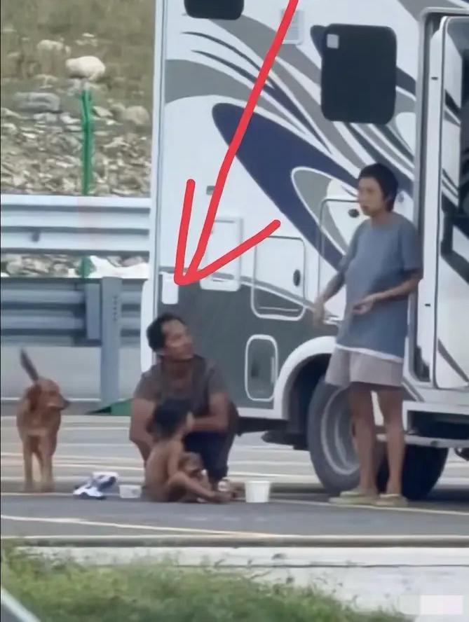 真的看懵了！
大学毕业爹+研究生妈，养着狗场马厩，
却把俩孩子养得跟“野人”似的