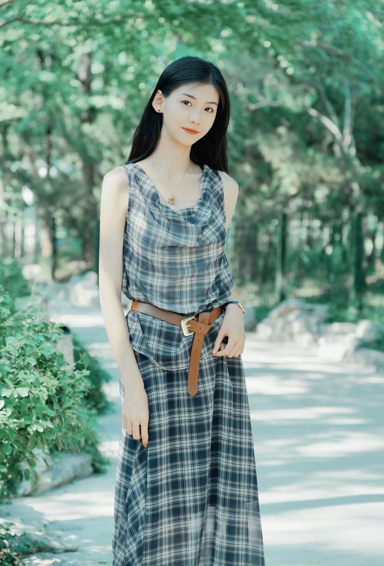 躲进夏日小森林｜把松弛感穿在身上的一天。泉城公园东门的林荫道真的太出片了初夏的树