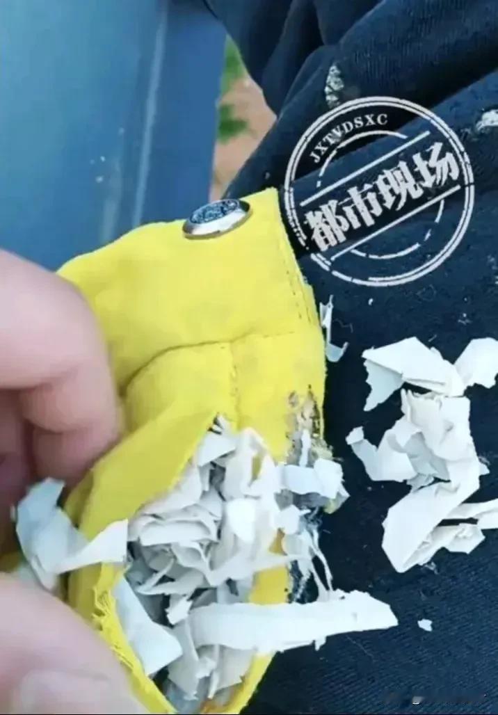 近日，河南商丘，一名男子穿自己儿子的旧校服去工地干活，不小心把校服划破了，结果发