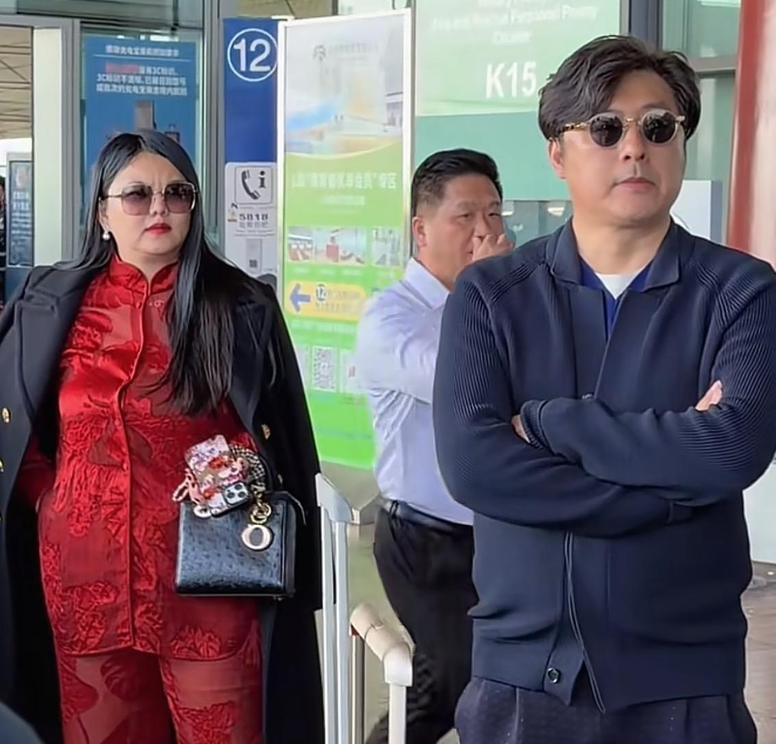 李湘王岳伦合照归国，这一身材变化太意外了！

李翔此次和王岳伦一起从国外回家。她