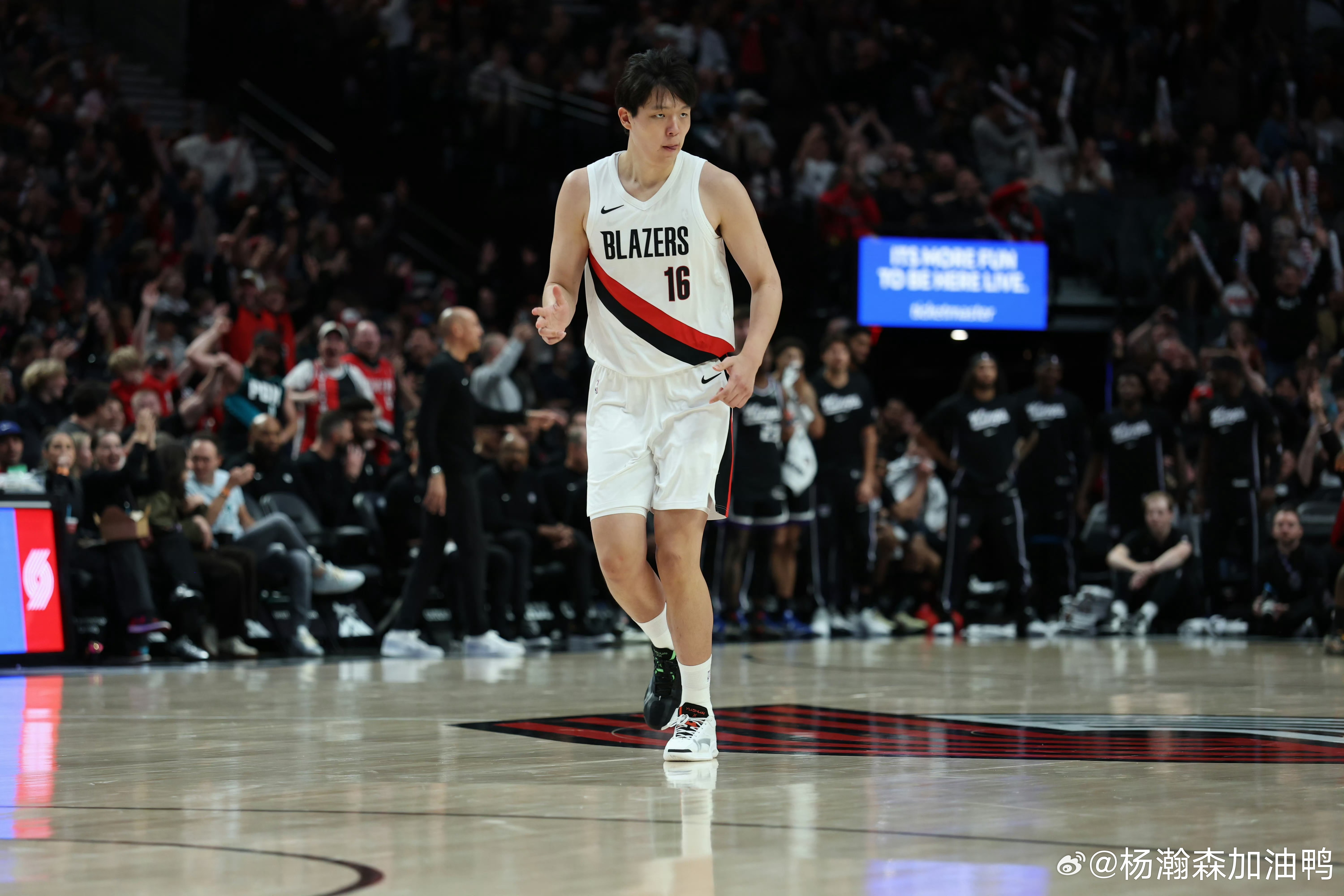 杨瀚森今天打了10分38秒，拿到3分4板，还有2失误2犯规，正负值+6。失误和犯