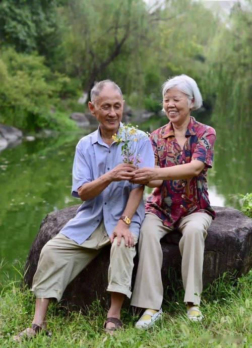 友友的话，也许是众多老年夫妻关系的真实写作，我就身爱感触。我和老伴年轻时都忙着上