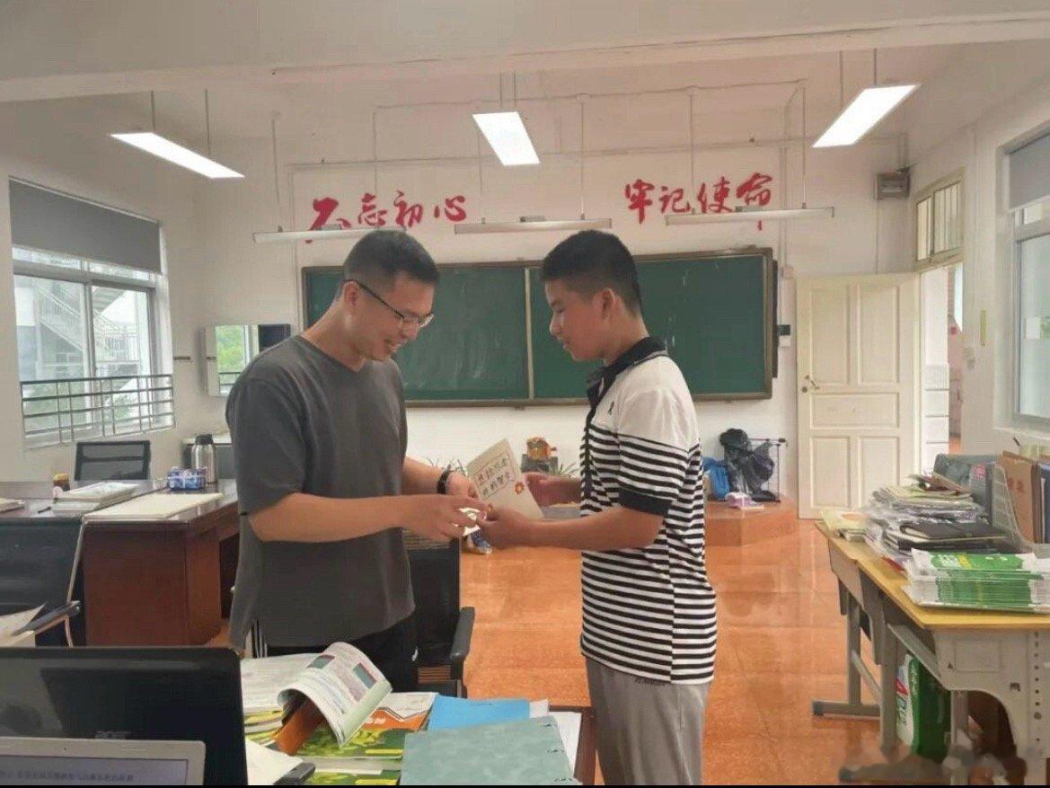 台州教师坚守十三年照亮无数山里孩子求学路 天台教师陈琼杰坚守山区校园十三春秋，潜