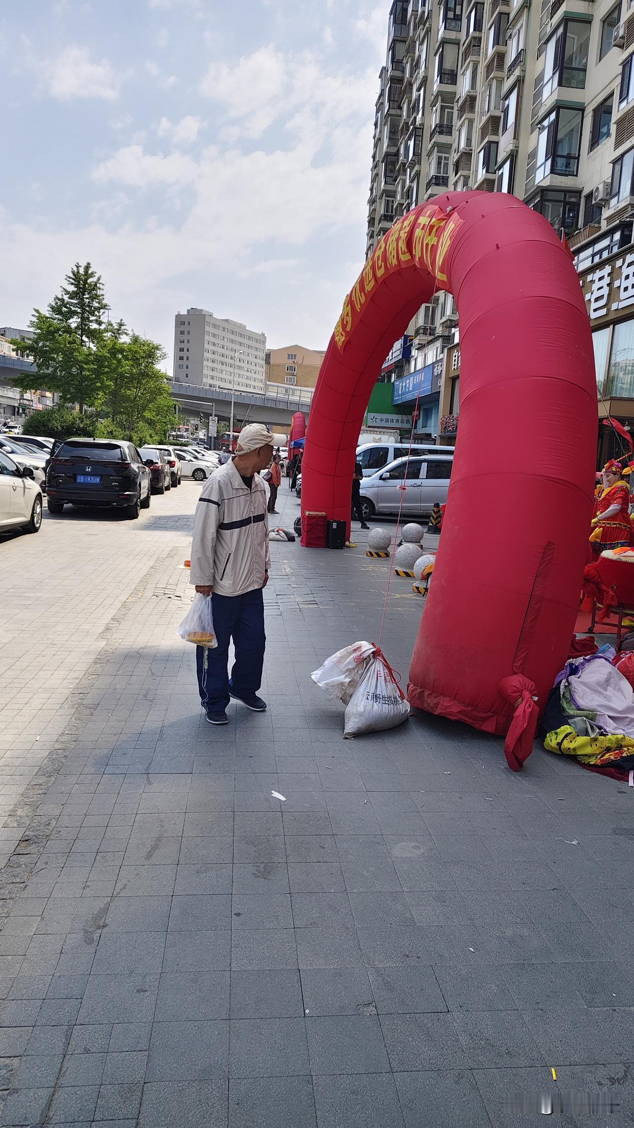 湾家新开这个仓储，今天闲着没事过去看看怎么样，其实就是以前的湾家市场加上超市合并