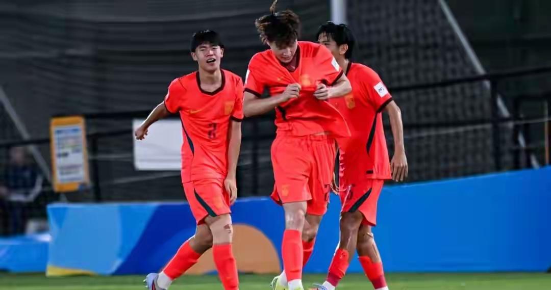 U17国少赢球晋级，却被自家媒体人喊着“赶紧换帅”！这冰火两重天的待遇你敢信？