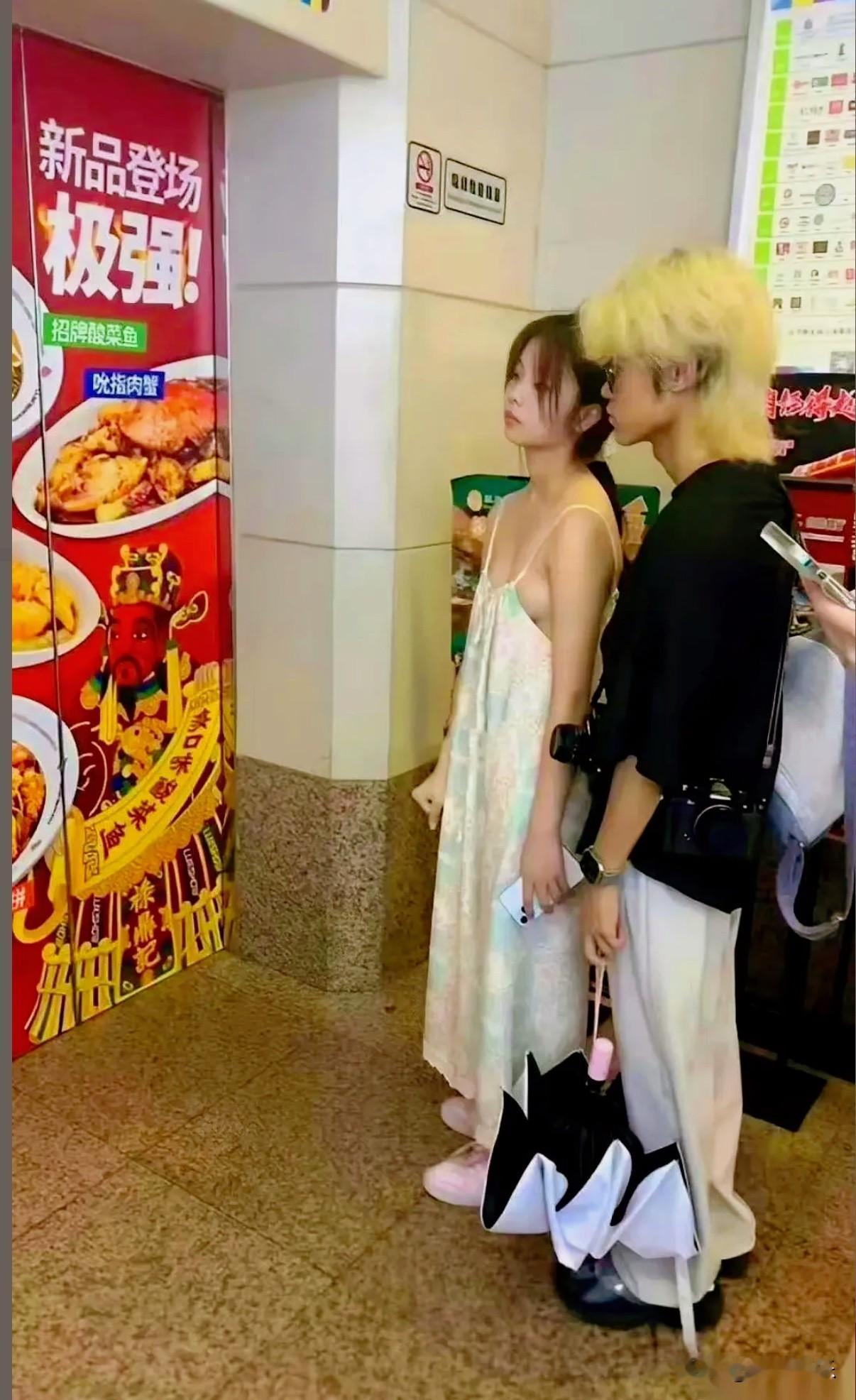 刚刷到一张图，血压直接飙到了180。
十五六岁的小姑娘，水灵灵的，死死挽着个染了