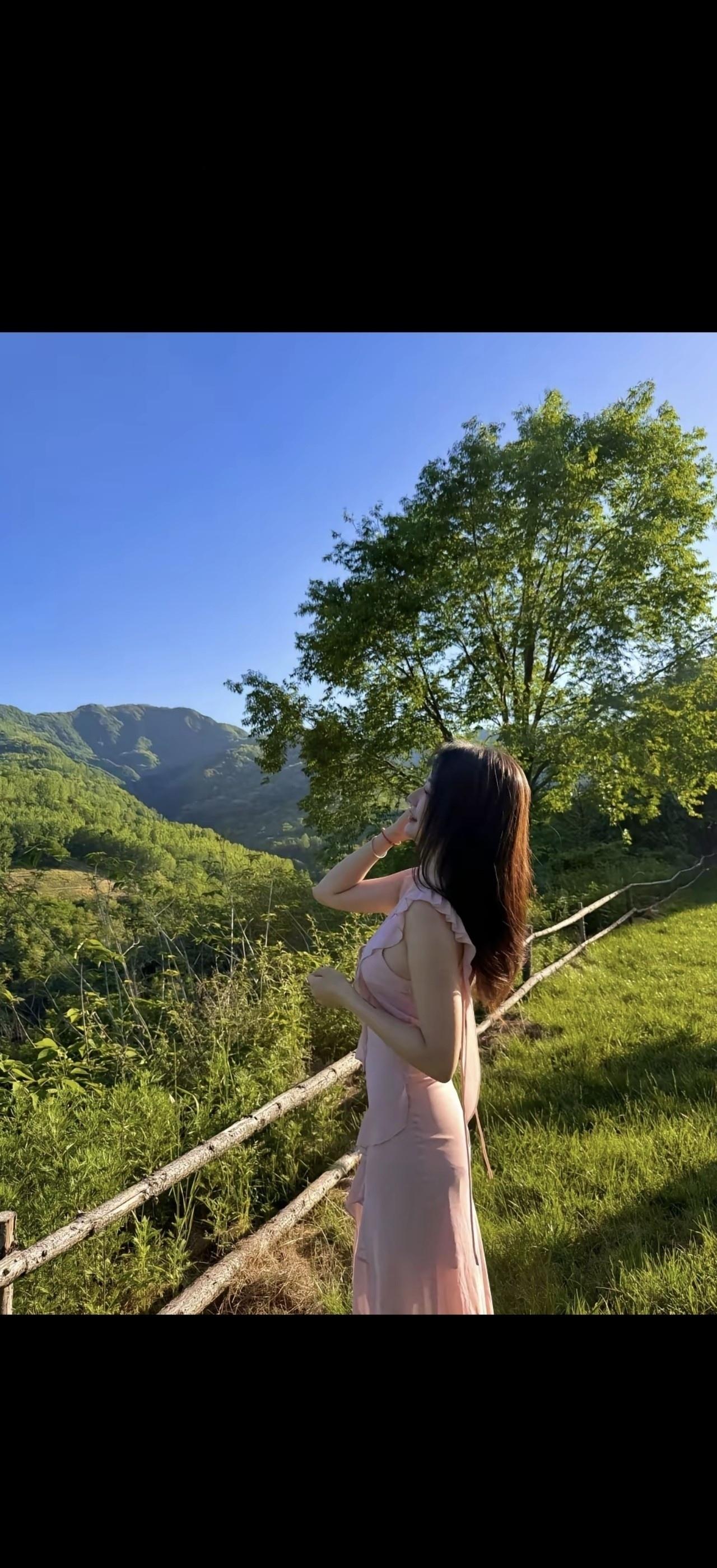 夏天来了，阳光明媚得简直要溢出屏幕！这阳光就像个热情的老友，毫不吝啬地洒在大地上