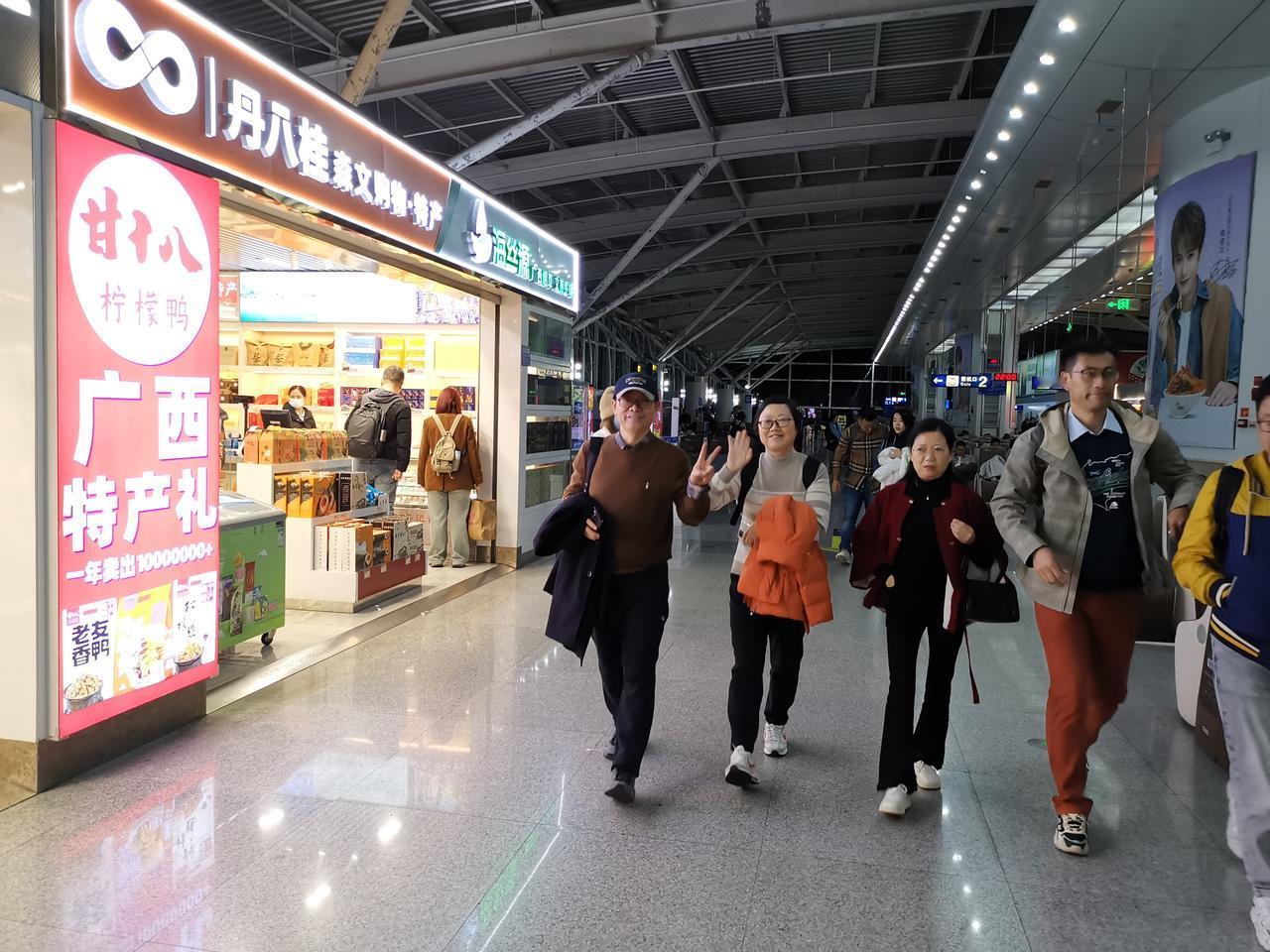 乘坐西部航空从重庆前往北海的体验感受。今晚19:55，我们一行八人搭乘西部航空的