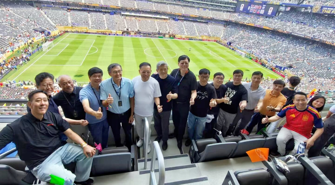 【半个科技圈大佬世界杯组局12位中国行业掌门人首次同框】今日，一张从2026年世