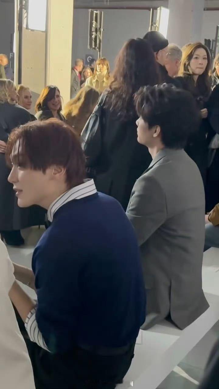 娱乐周翊然夫胜宽同框周翊然夫胜宽合照 巴黎街头的颜值暴击！周翊然夫胜宽同框合照，