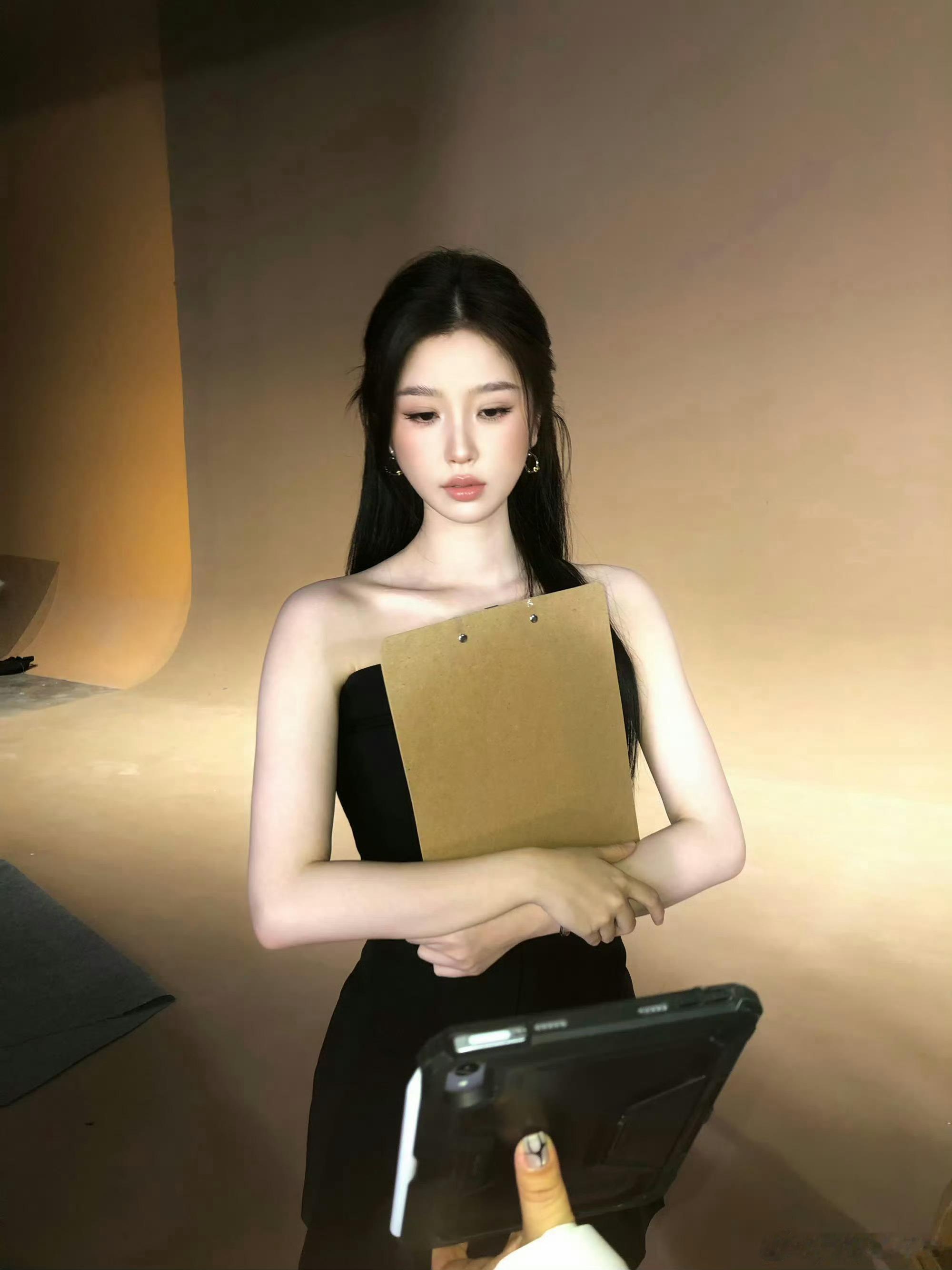 虞书欣黑丝尖高跟熟女感妈妈呀，这个虞书欣完全就是主人级别，真的太太太辣了，太好看