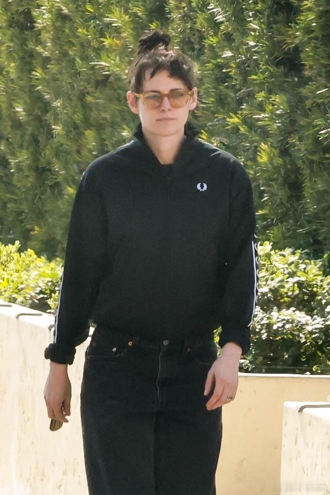 Kristen Stewart克里斯汀斯图尔特在洛杉矶外出，和朋友聚餐后离开Li