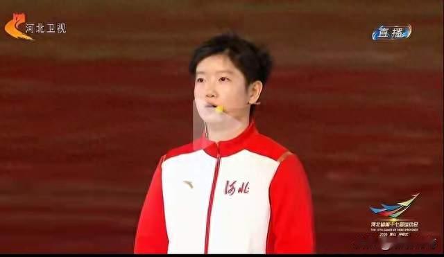 反差感拉满！赛场霸气莎莎回归家乡，举火炬小碎步太治愈