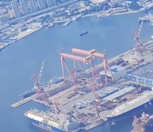 中国在等004、005航母，美国在等什么？当中国南北两大造船厂正热火朝天地拼装0
