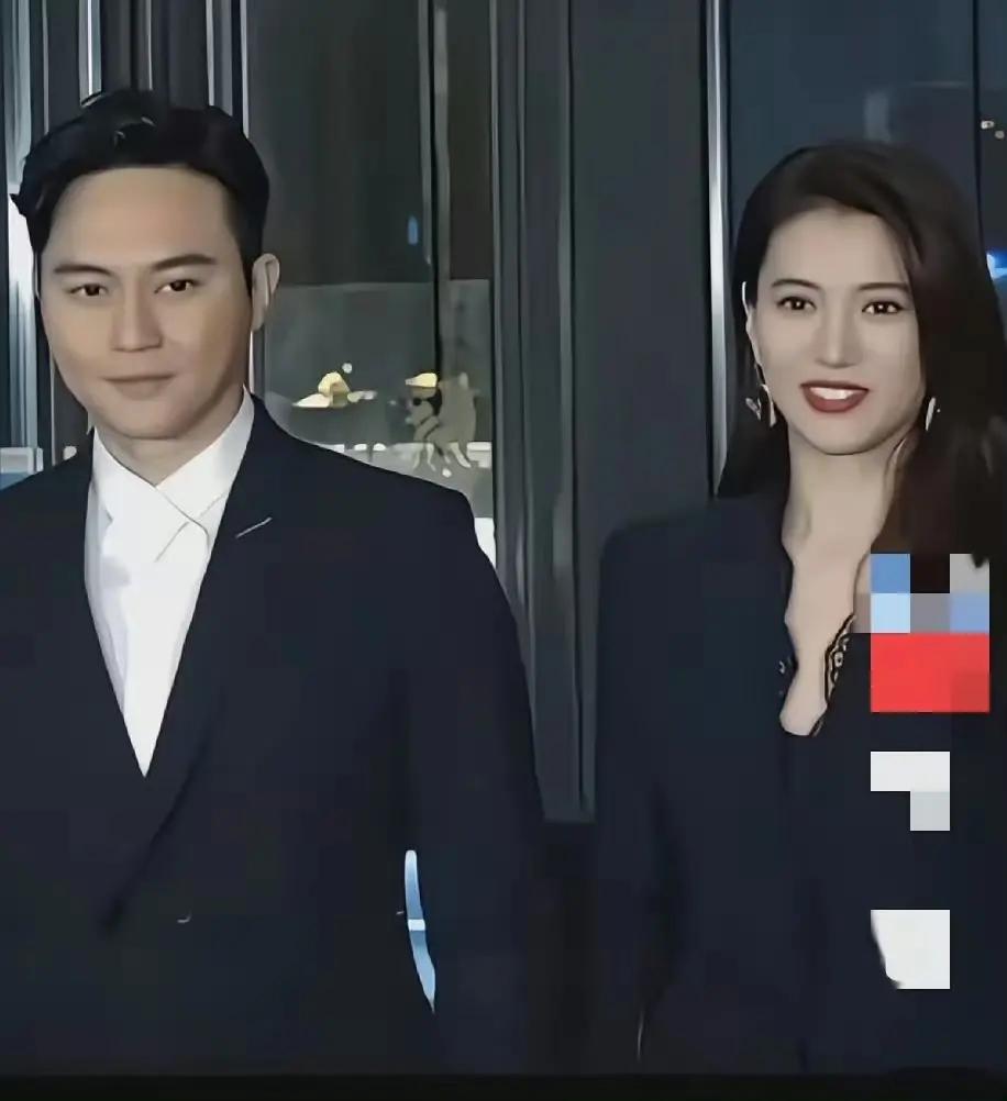 袁咏仪不愧是90年代的港姐冠军，一化上妆瞬间气场十足，宛如明艳大方、自带光芒的大