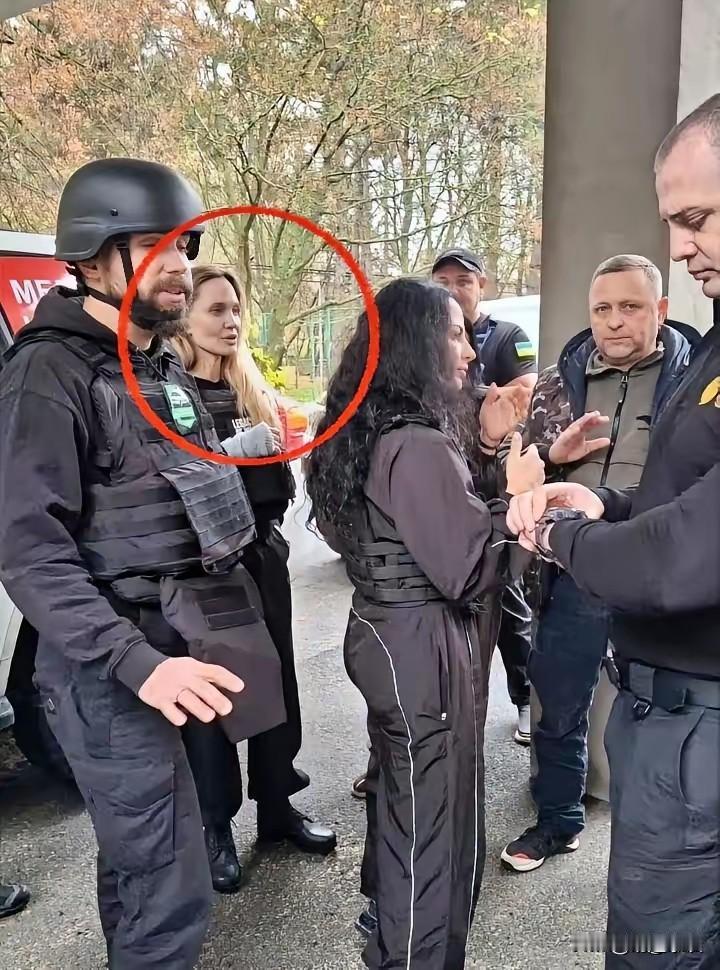 一场精心安排的慈善之旅，变成了一场全球围观的尴尬闹剧。主角，是好莱坞巨星安吉丽娜