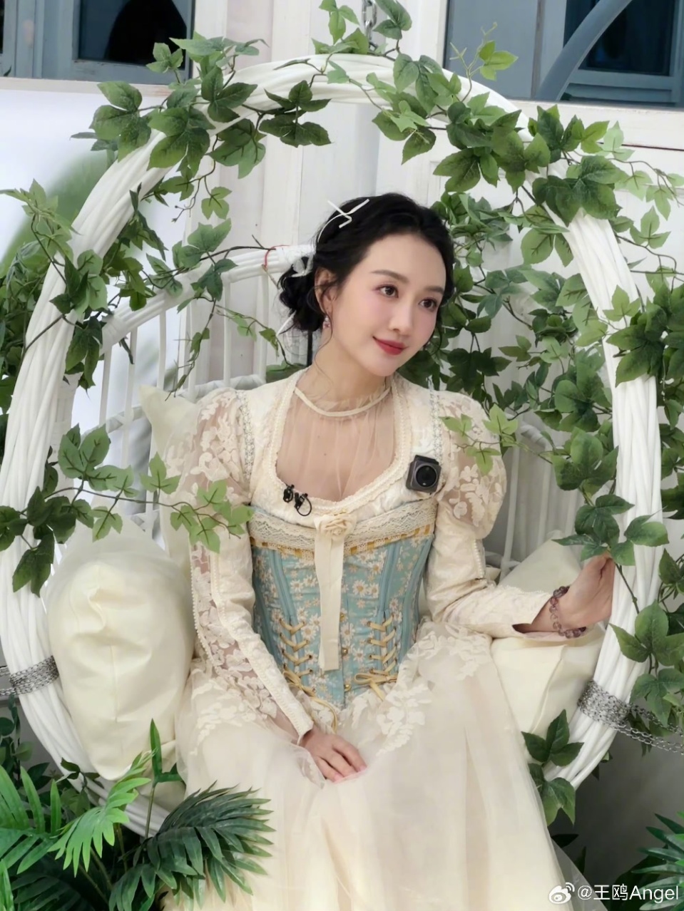 娱乐[超话]王鸥说花园里长出一朵鸥小花 ​​​王鸥鸥小花四宫格王鸥大侦探鸥小花四