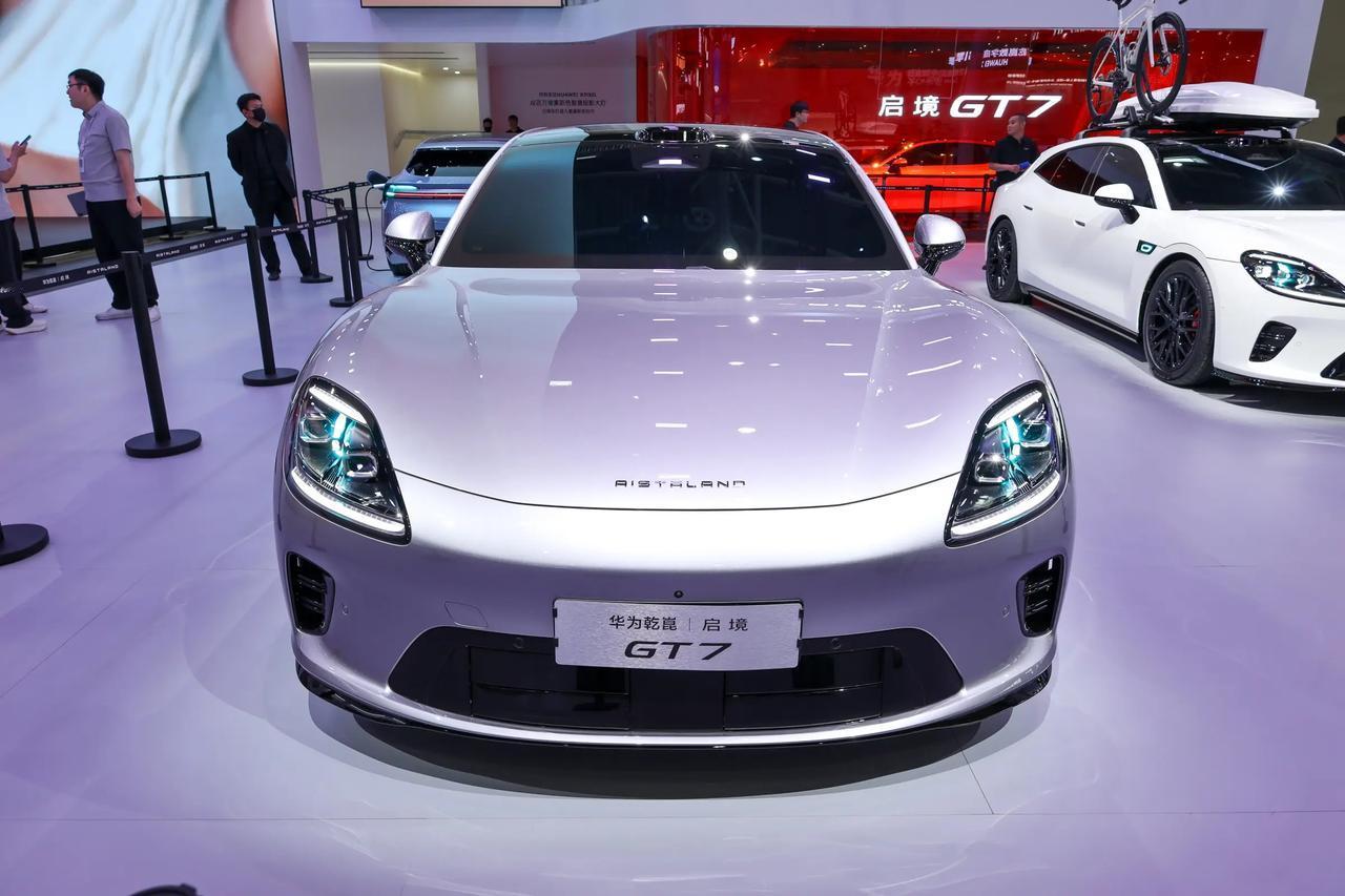 北京车展最让人眼前一亮的，莫过于启境 GT7 的亮相。

这款车可以说是含 “华