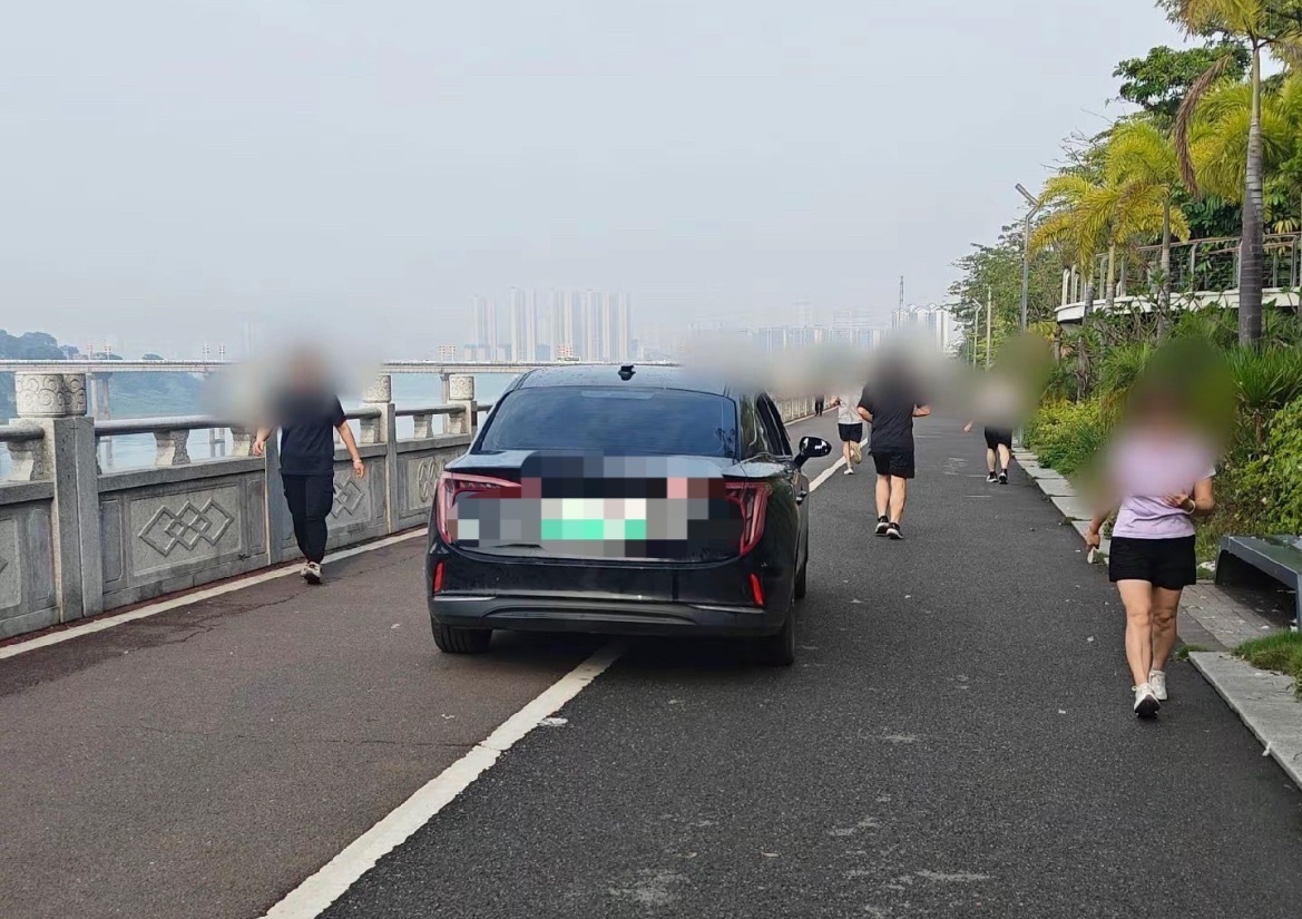 【梧州某公园道路早上晨练有小车开进来】5月14日，网友爆料称：5月14日早上，梧