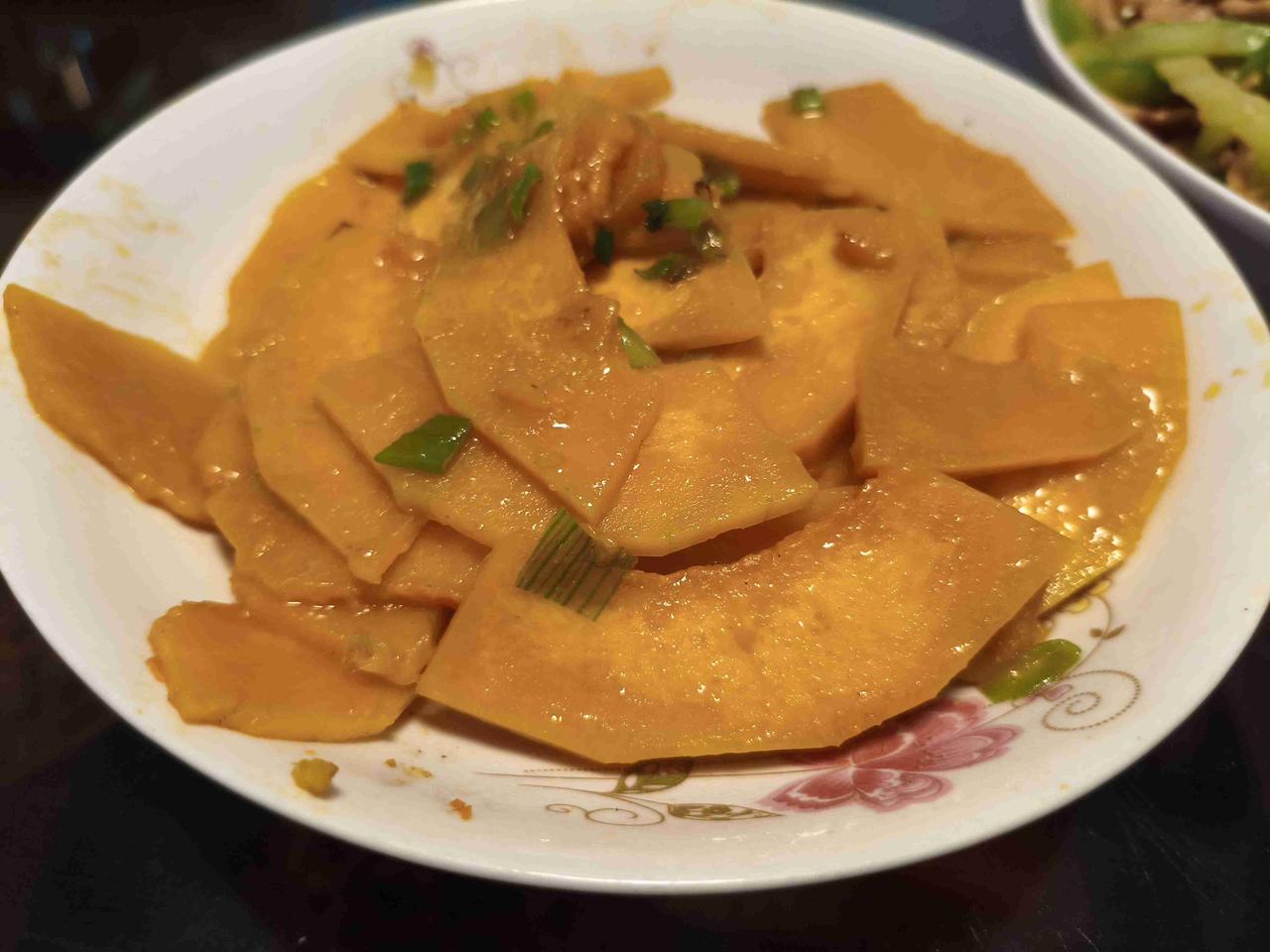 今天午饭炒了个南瓜片，从来没炒过南瓜，这是第一次，味道还不错，就是硬了点，要是再