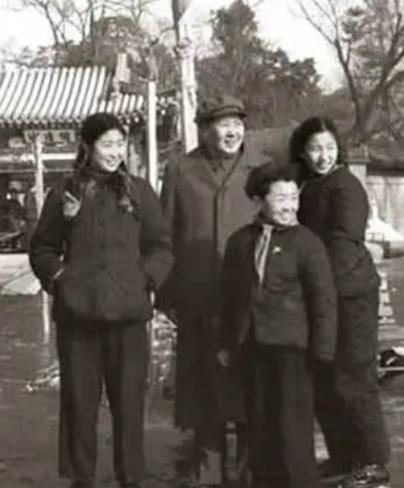 毛主席逝世后，每逢毛主席的生日，一个穿着破烂的妇人都会排队进入毛泽东纪念堂 ，直