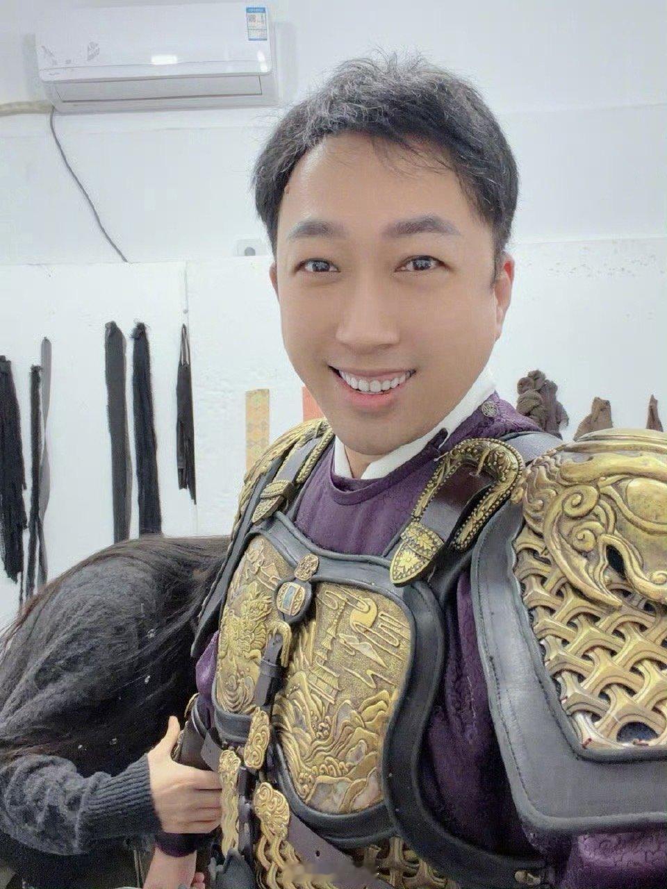 于正晒照预告金吾不禁定妆中。穿着将军的盔甲的于正，看起来很是开心不过话说回来，于