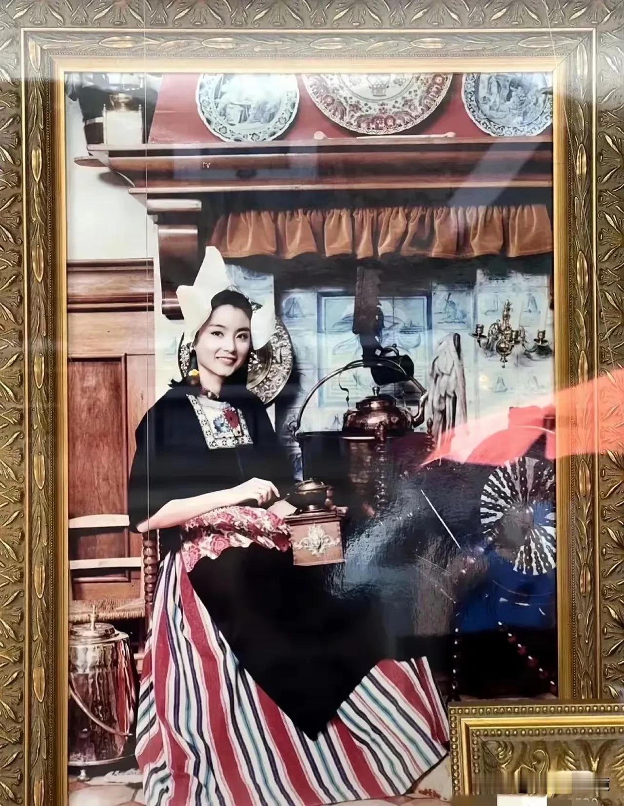这是林青霞年轻时游历欧洲的时候，在一家荷兰照相馆留下了美照。
欧洲的古老服饰，加