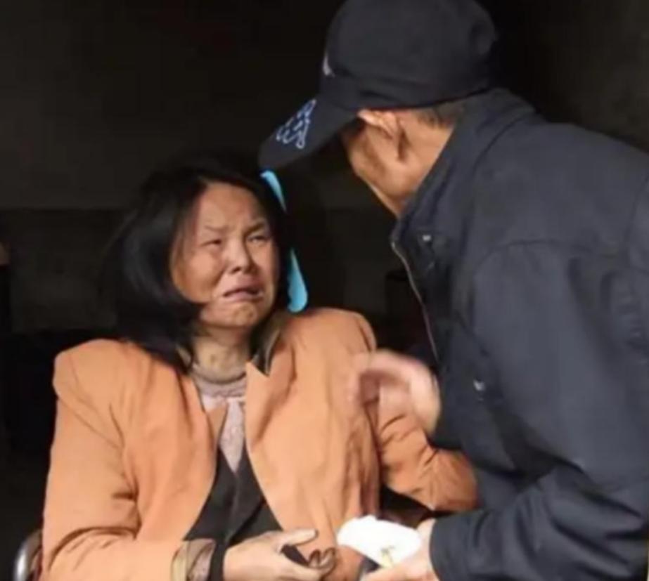 2001年，山东一三轮车夫在街头发现了一位被遗弃的高位截瘫女子，他心生怜悯，将女