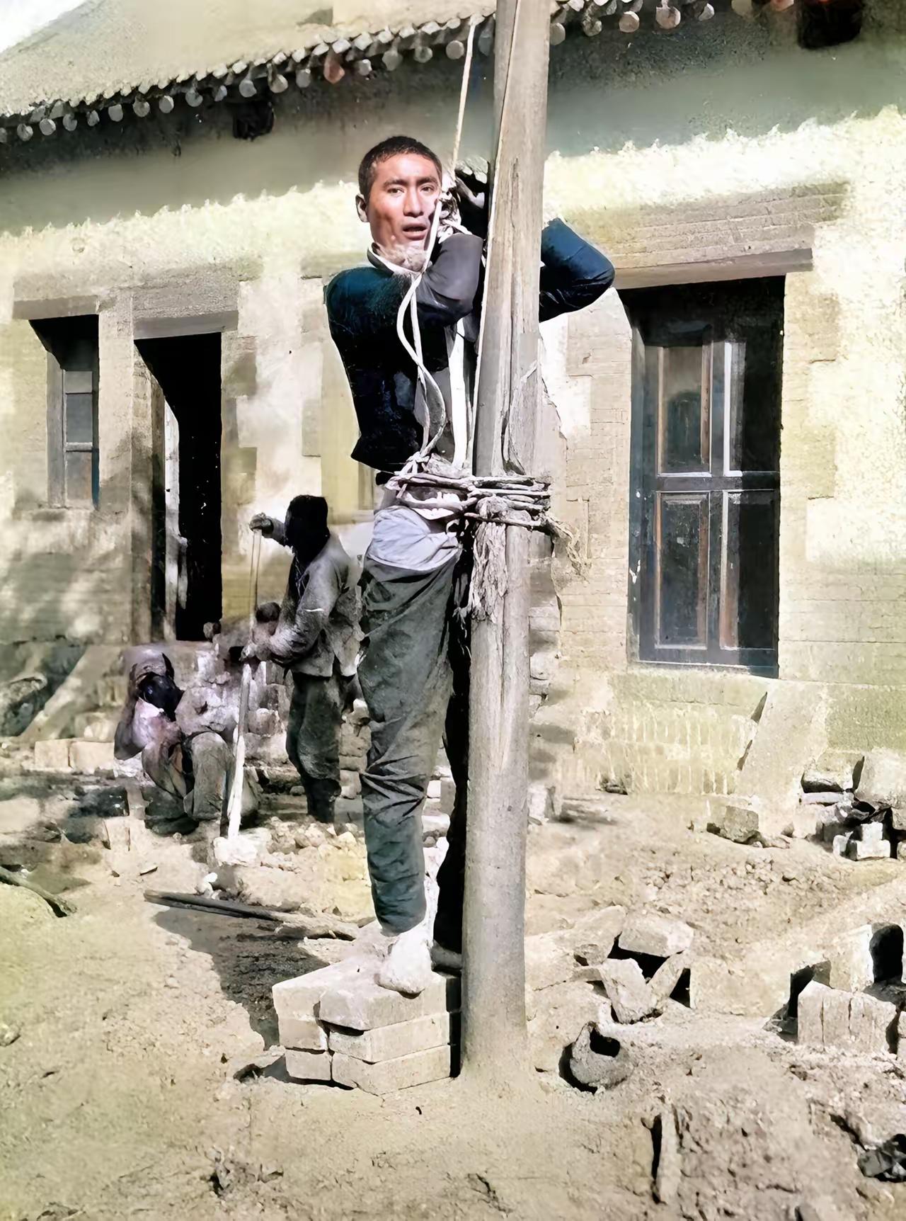 这是1920年代河南一个身量很高，长相帅气的小偷被捆在一根木桩上曝晒。因为，这个