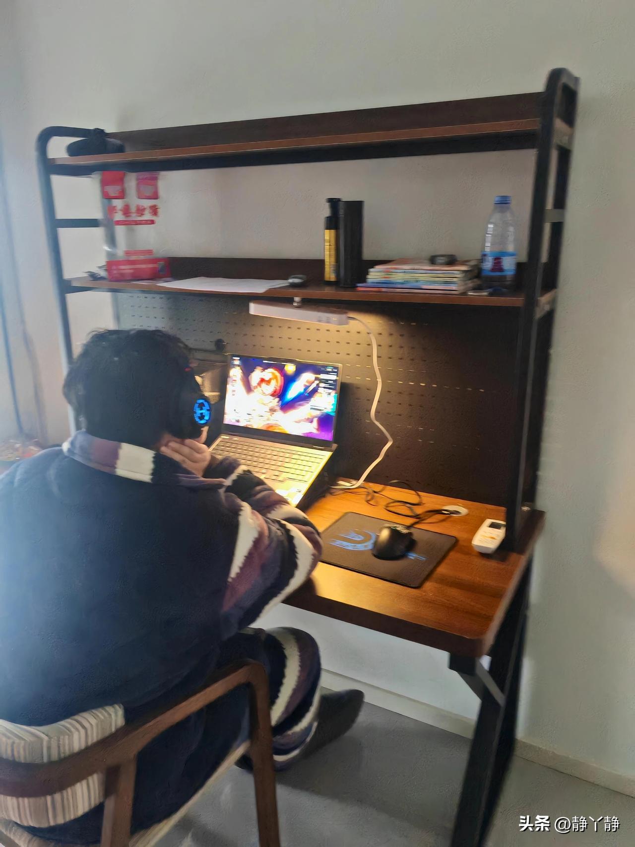 开学在即，神兽即将归笼。

从放假在到现在，我家那个臭小子在家就干了三件事。
