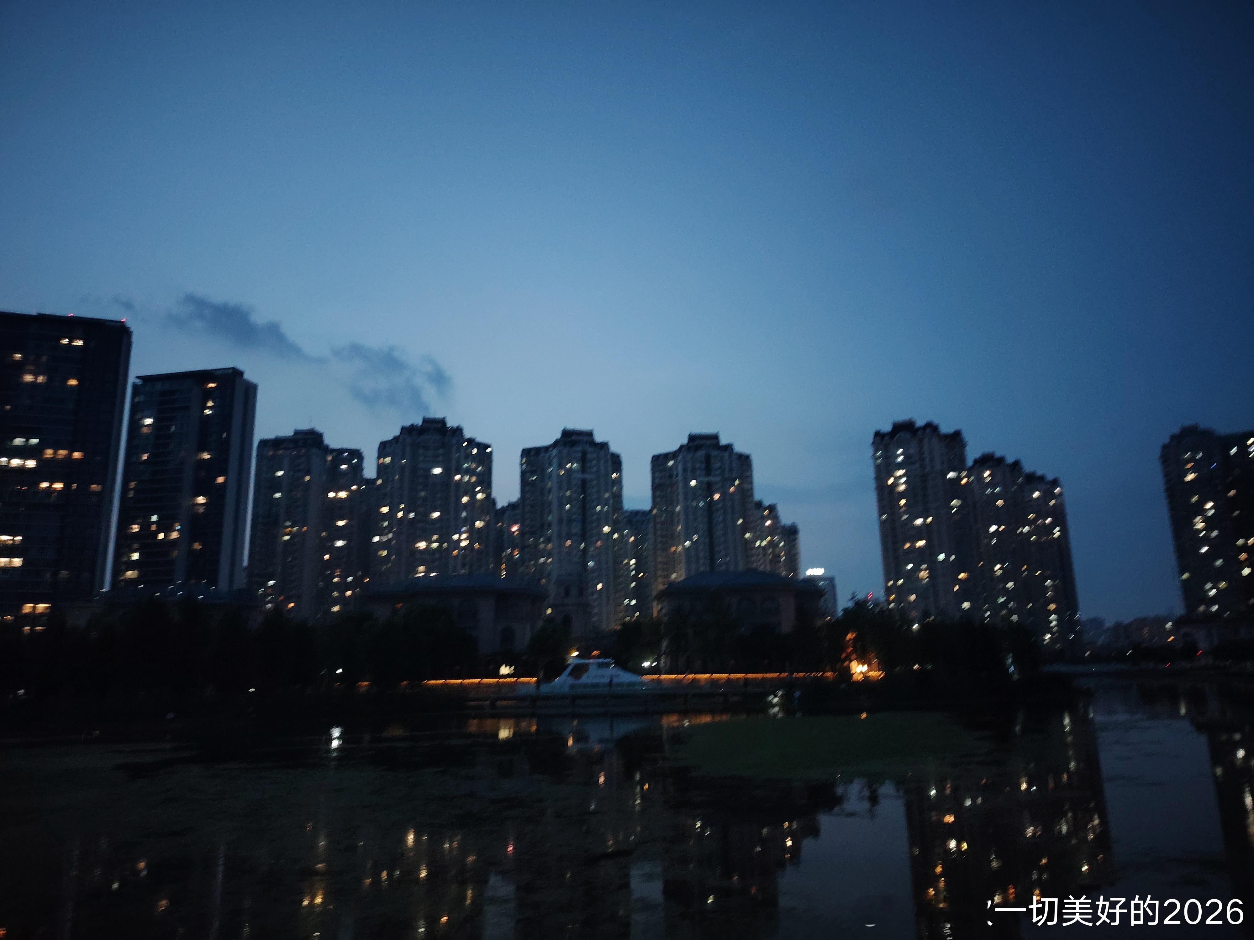 跑河六公里 