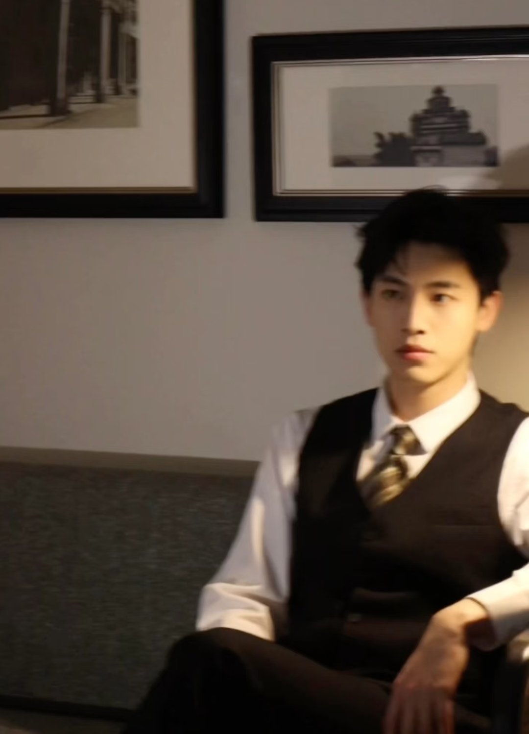 辛云来的一组白衬衫+马甲图片～“黑白搭配 光影交错” 