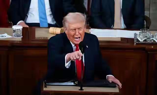 在接受意大利媒体的采访中，特朗普严厉批评了意大利总理。“她变了，她不再是同一个人