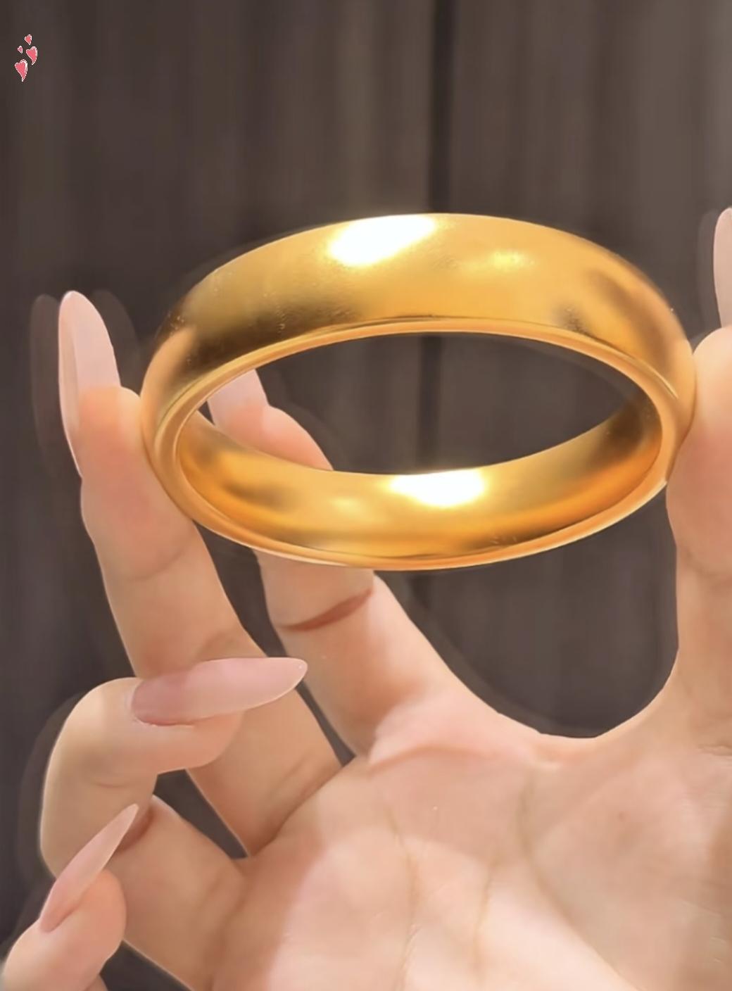 陪闺蜜去金店挑三金，挑着挑着婆婆说，哎呀，金镯子太贵了，价钱都涨上天了，一只88
