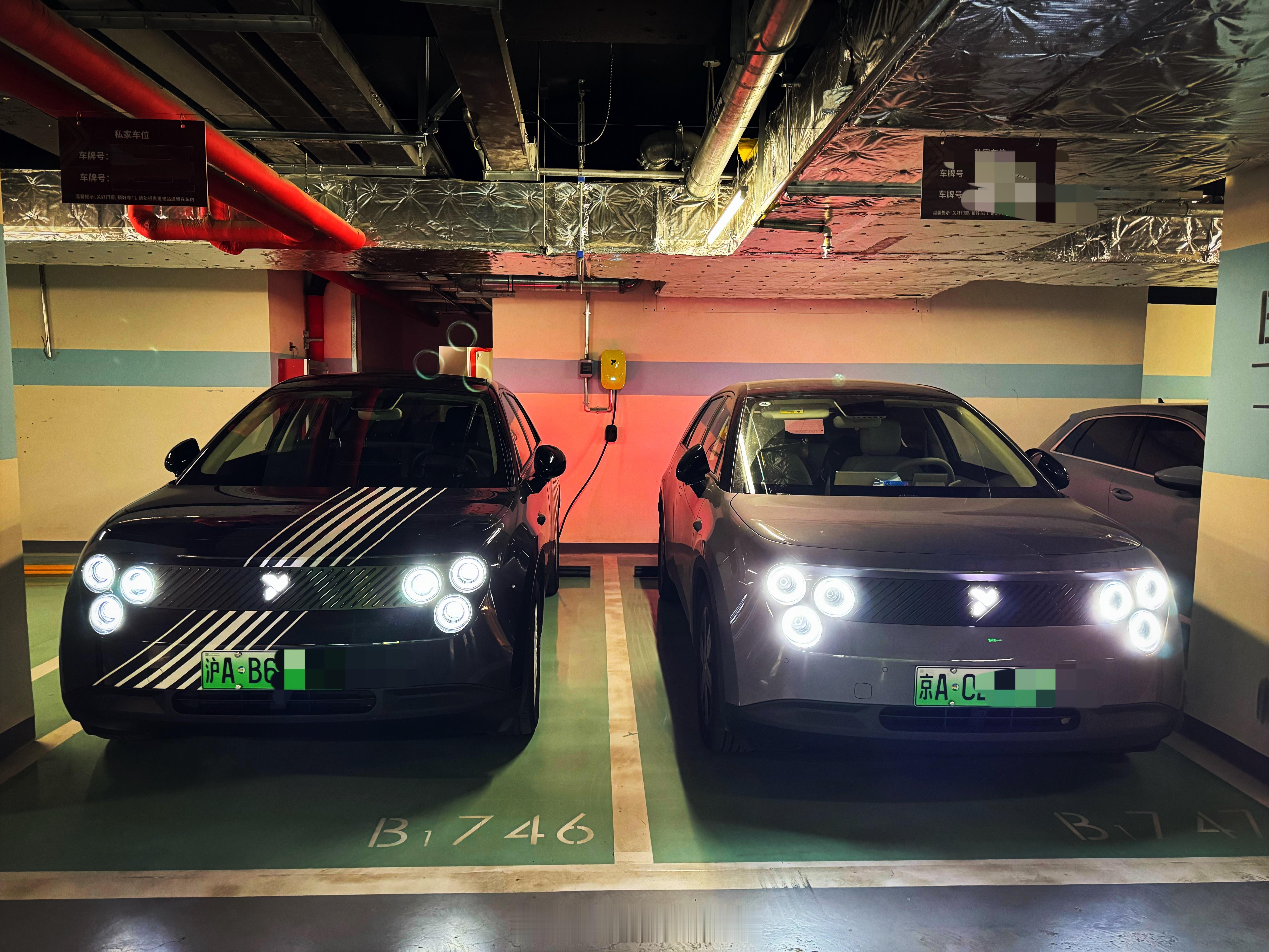 两台虫子见面了[doge]王大大Moto[超话]蔚来萤火虫 ​​​