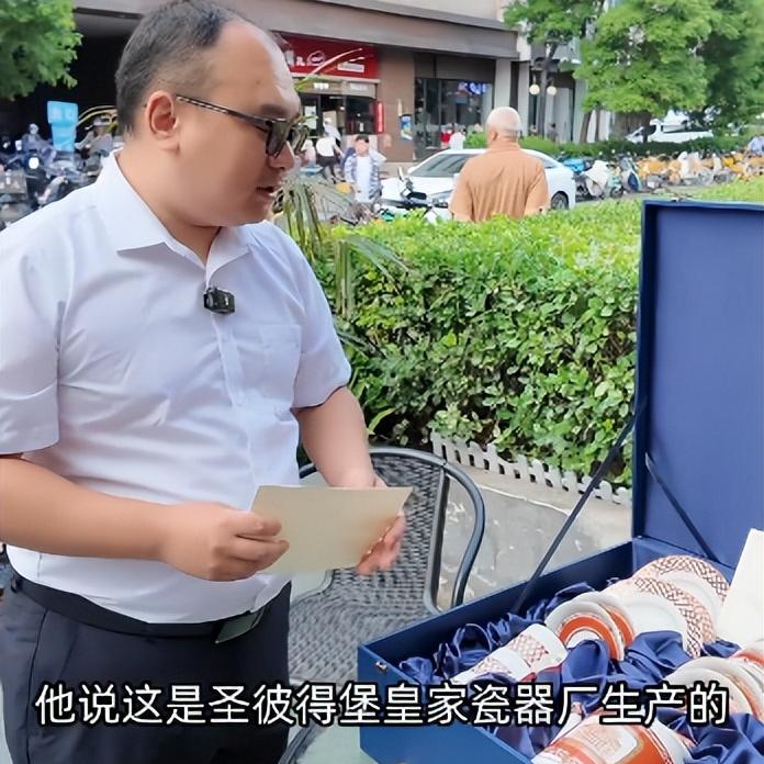 也算是一段奇缘26年后能再相见，普京还专门送了一套圣彼得堡皇家瓷器厂的瓷器给他作