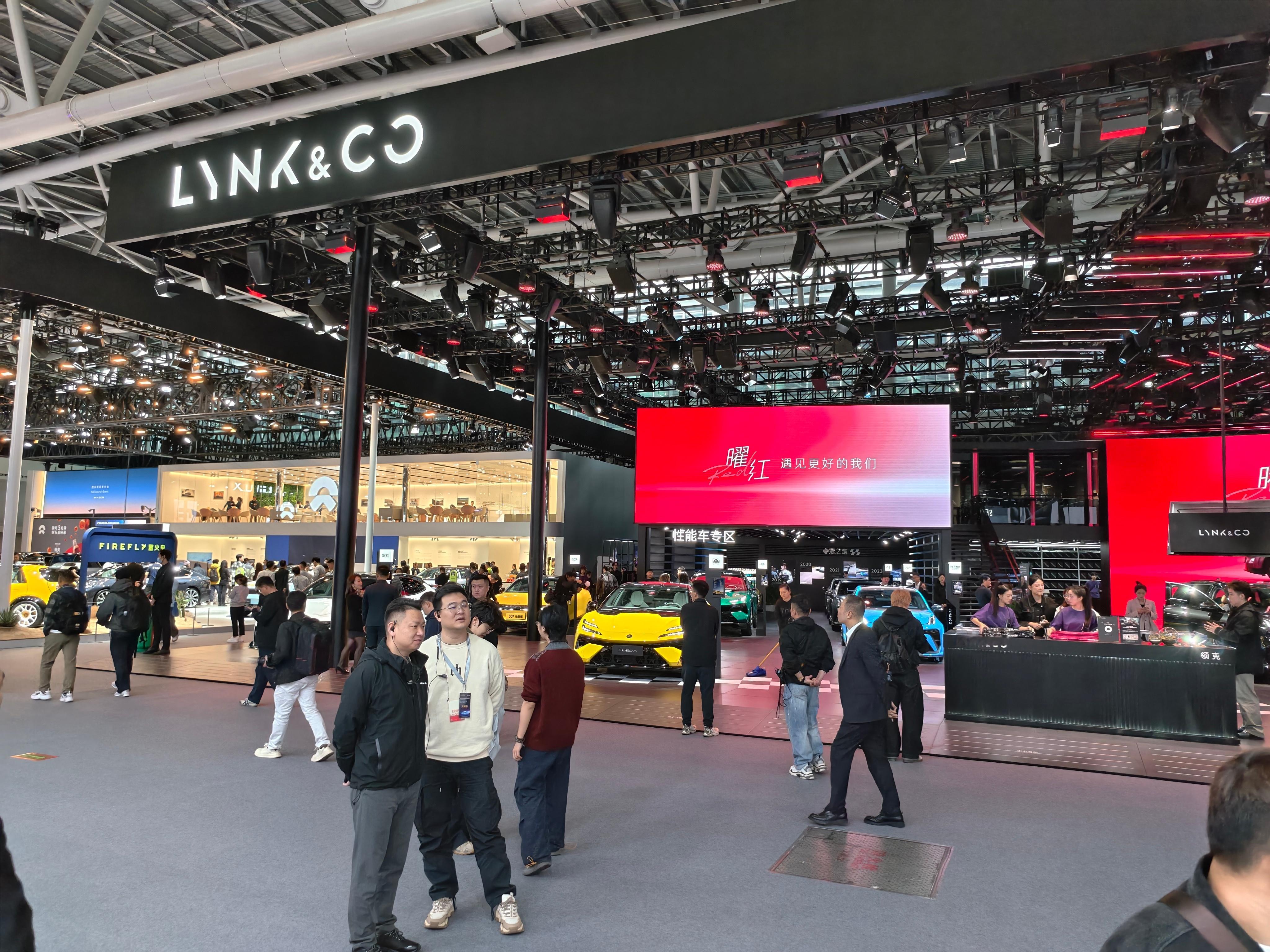 领克展台搞了个性能车专区，里面除了 03+ TCR，还放了路特斯 Emeya 和