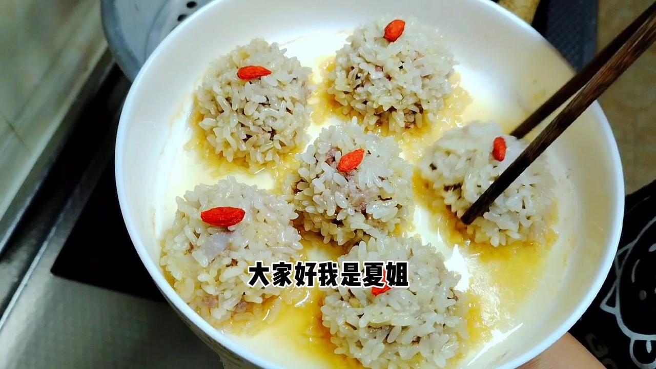 ✨年夜饭必不可少的一道菜，预示着蒸蒸日上，也预示着团团圆圆。

食材：肥瘦肉、糯