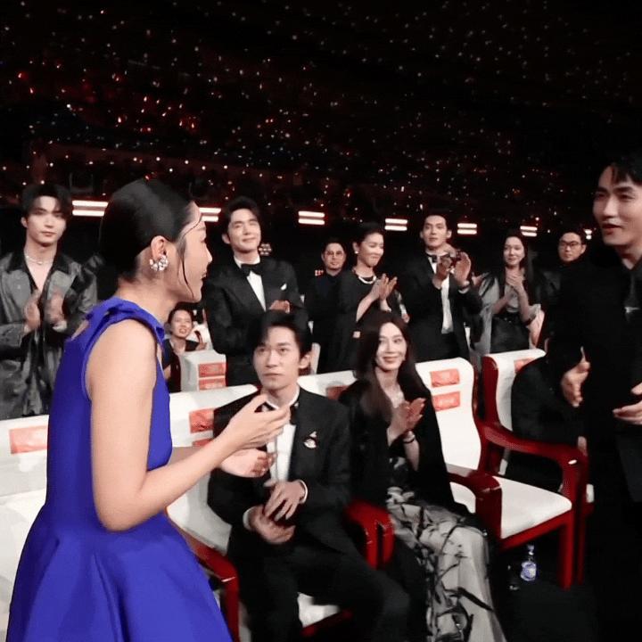 雅：真的吗真的是我吗？龙：厉害厉害是这样吗哈哈哈哈好期待这个空枪啊