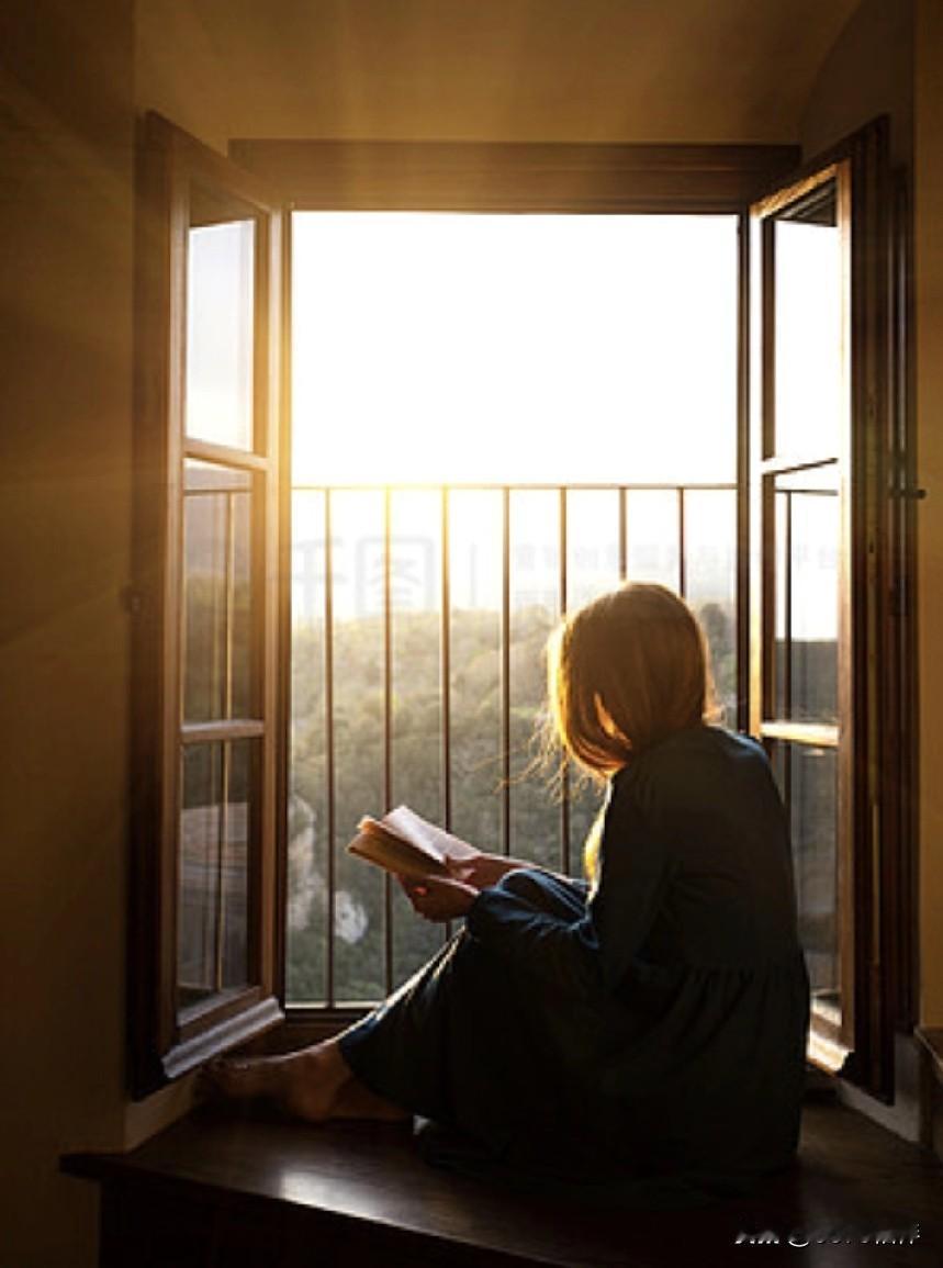 不知道你身边有没有这样的女人，生活方式特别简单，每天就下楼买个菜、出门倒个垃圾，