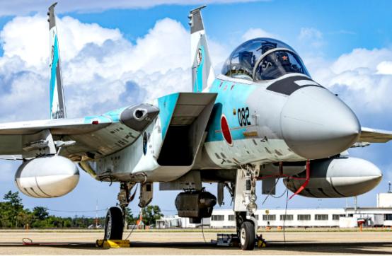 TB-001飞过琉球上空那天，日本空自的F-15J刚好摔了。时间上的重叠让外界很