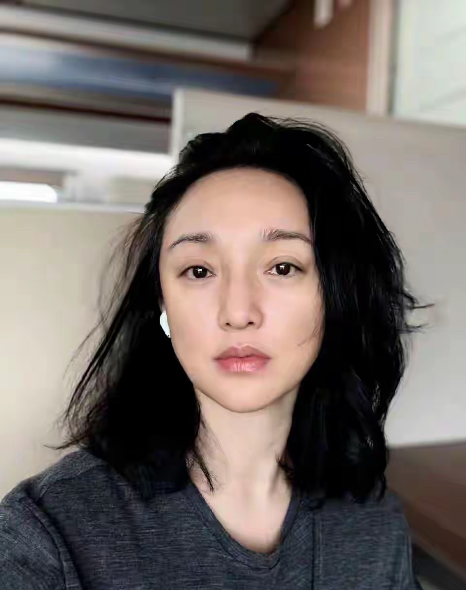 要不是看过如懿传，真的会相信周迅晒的五十岁素颜照 ​​​