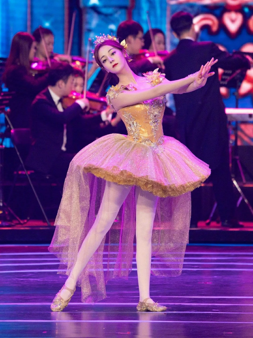 迪丽热巴| 今日份的芭蕾女孩啊啊啊💛️💛️💛️ 真的要被美哭了 ...