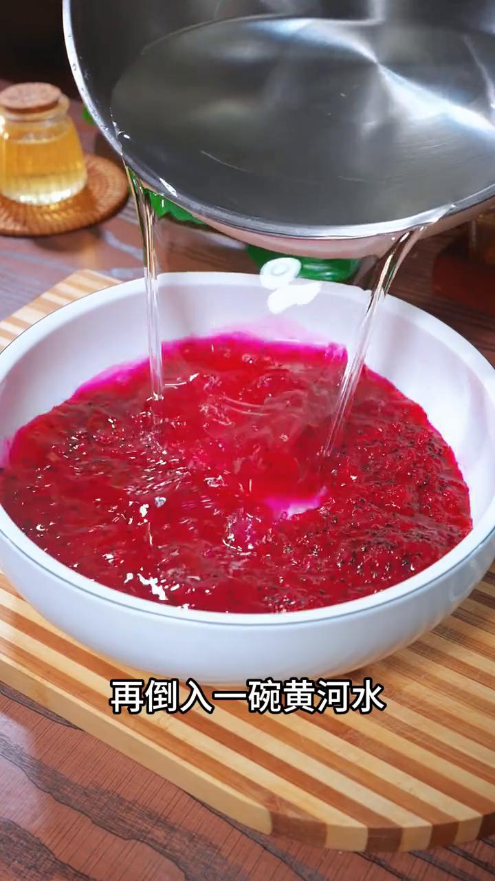 花开富贵。
家人们注意看，这是最近网上很火的莲藕新吃法，楼下饭店一份就卖98，自