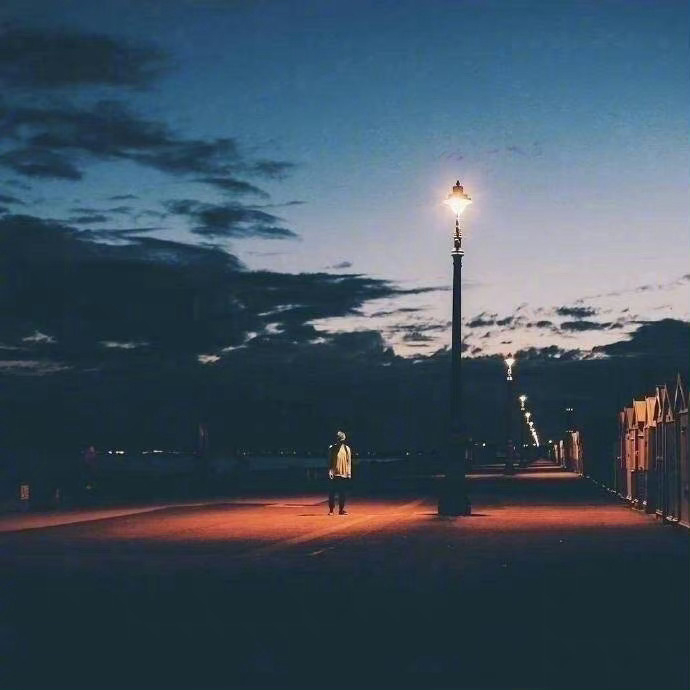 日子照样过 没有不快乐 也没有很快乐 只是晚上很晚睡早上很早醒 