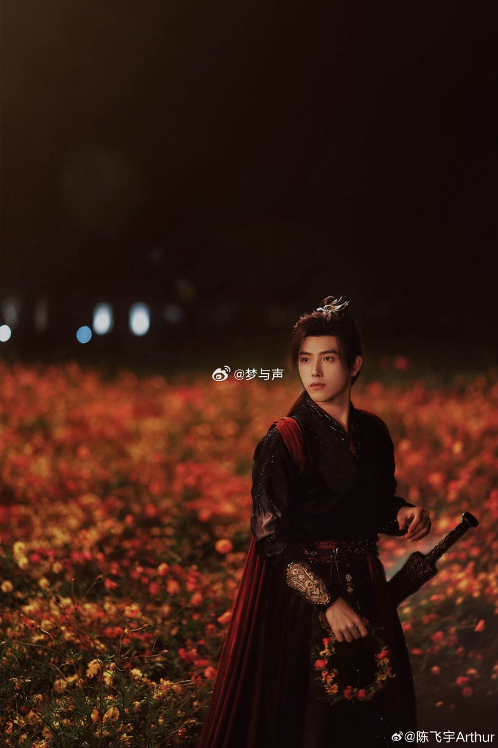 迪丽热巴陈飞宇问你闻到花香了吗白日提灯 谁懂啊！迪丽热巴和陈飞宇的互动自带偶像剧